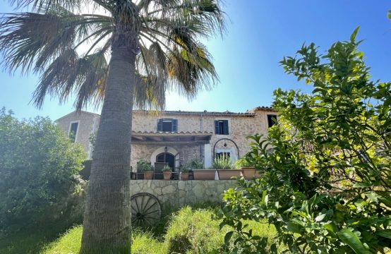 Es Capdella: Charming village house with large garden