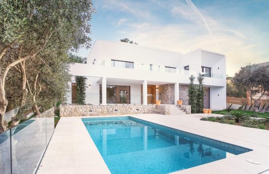 Santa Ponsa: Komplett sanierte Villa mit Pool