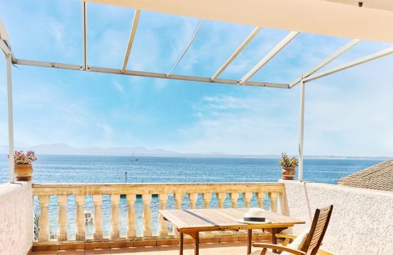 Alcúdia: Mediterranean house with sea views and rental license