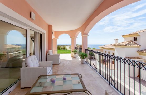Puerto Andratx: Exclusive 3 bedroom ground floor apartment with garden and sea views