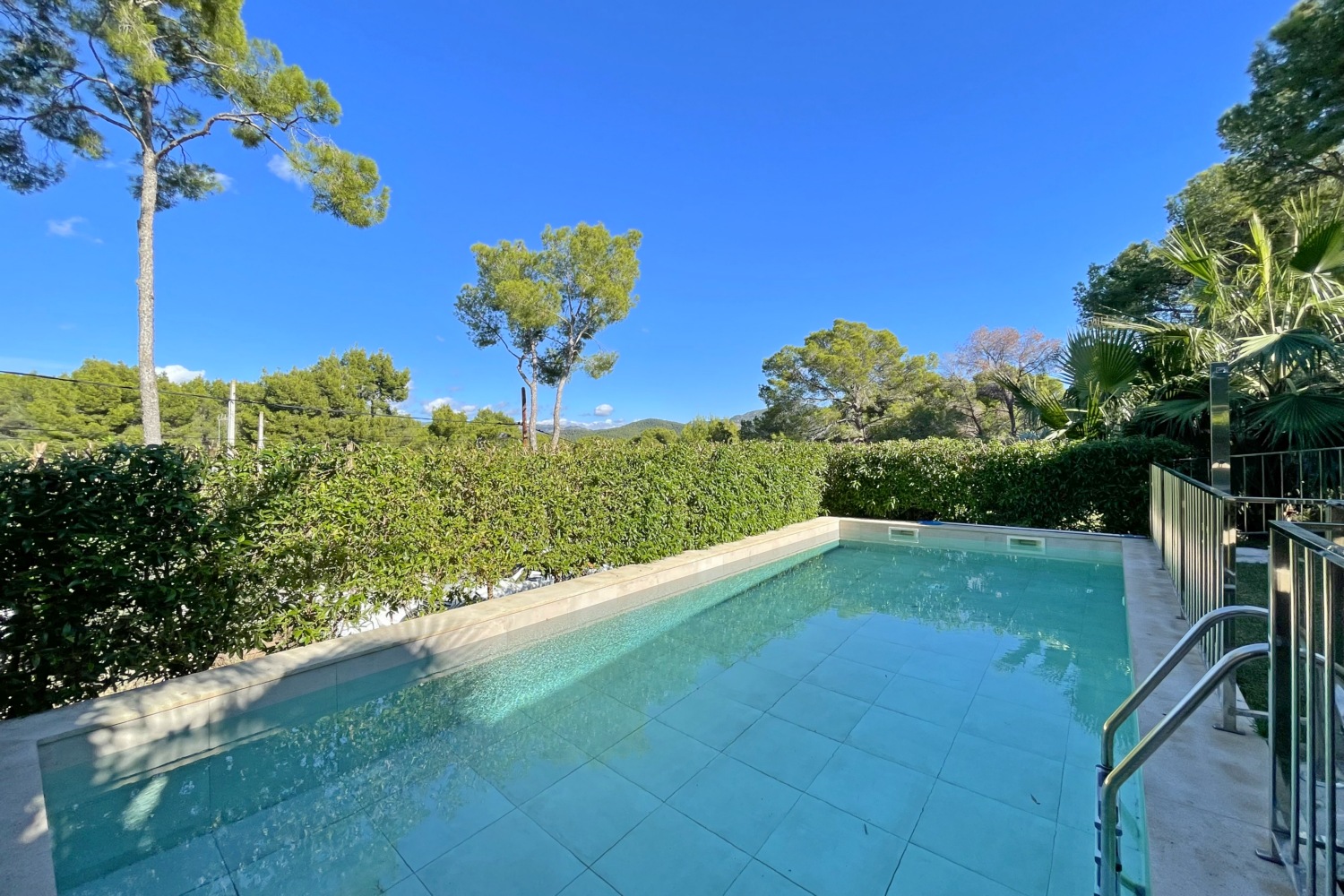 Preciosa villa moderna en Santa Ponsa con estupendas vistas panorámicas y jardín mediterráneo.